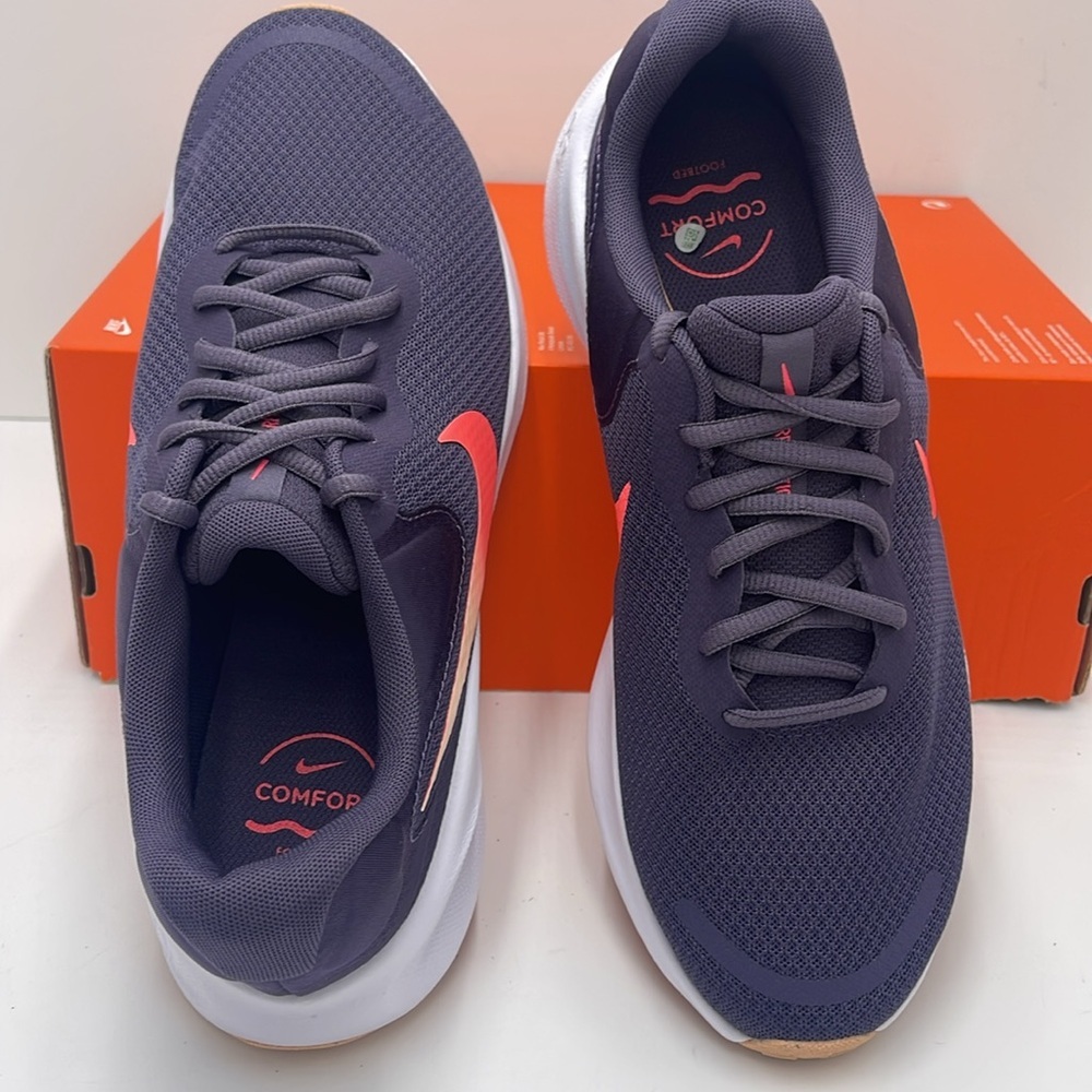 NIKE Men’s REVOLUTION 7
DK RAISIN/CRIMSON TINT-WHITE-HOT PUNCH
Style FB2208-500 - Picture 12 of 16